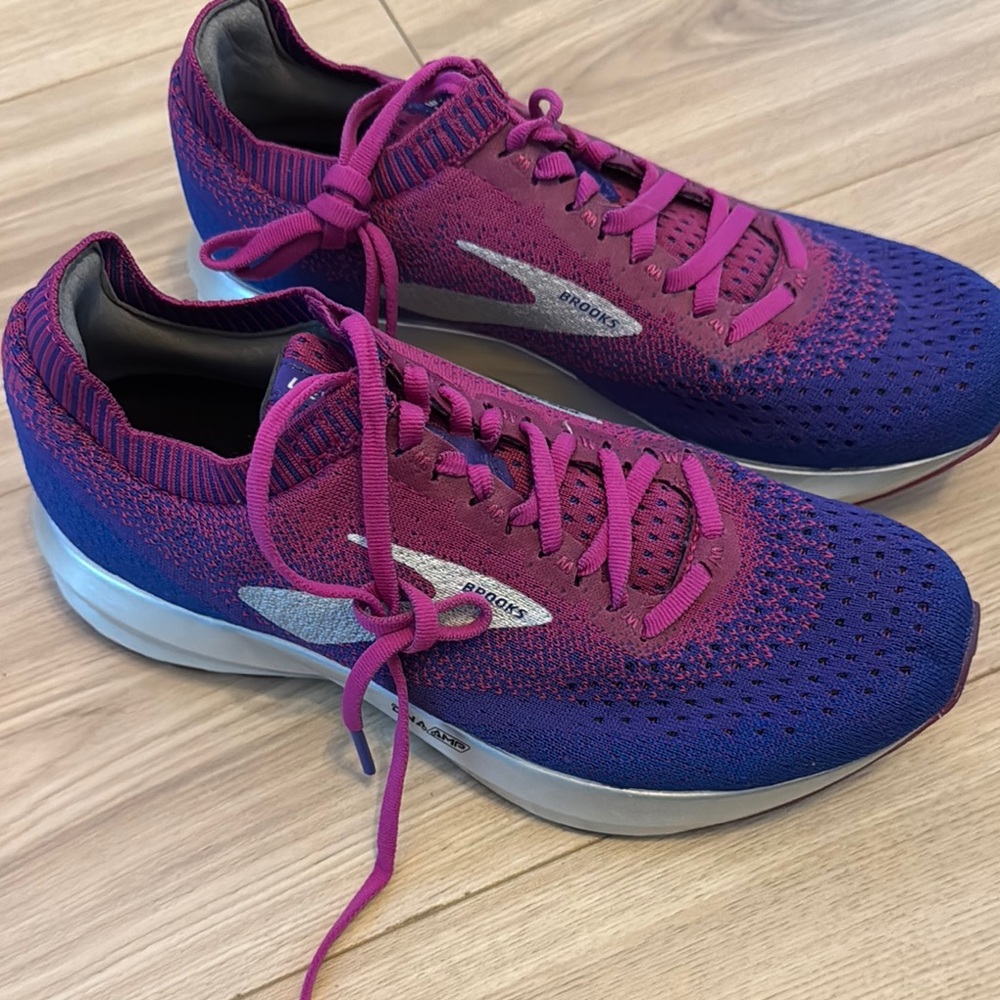 Brooks Levitate 2 Women's Running Shoe Aster, Purple, Blue Size 8 - Excellent